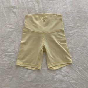 Aritzia TnaBUTTER Cheeky Hi-Rise 7” Short